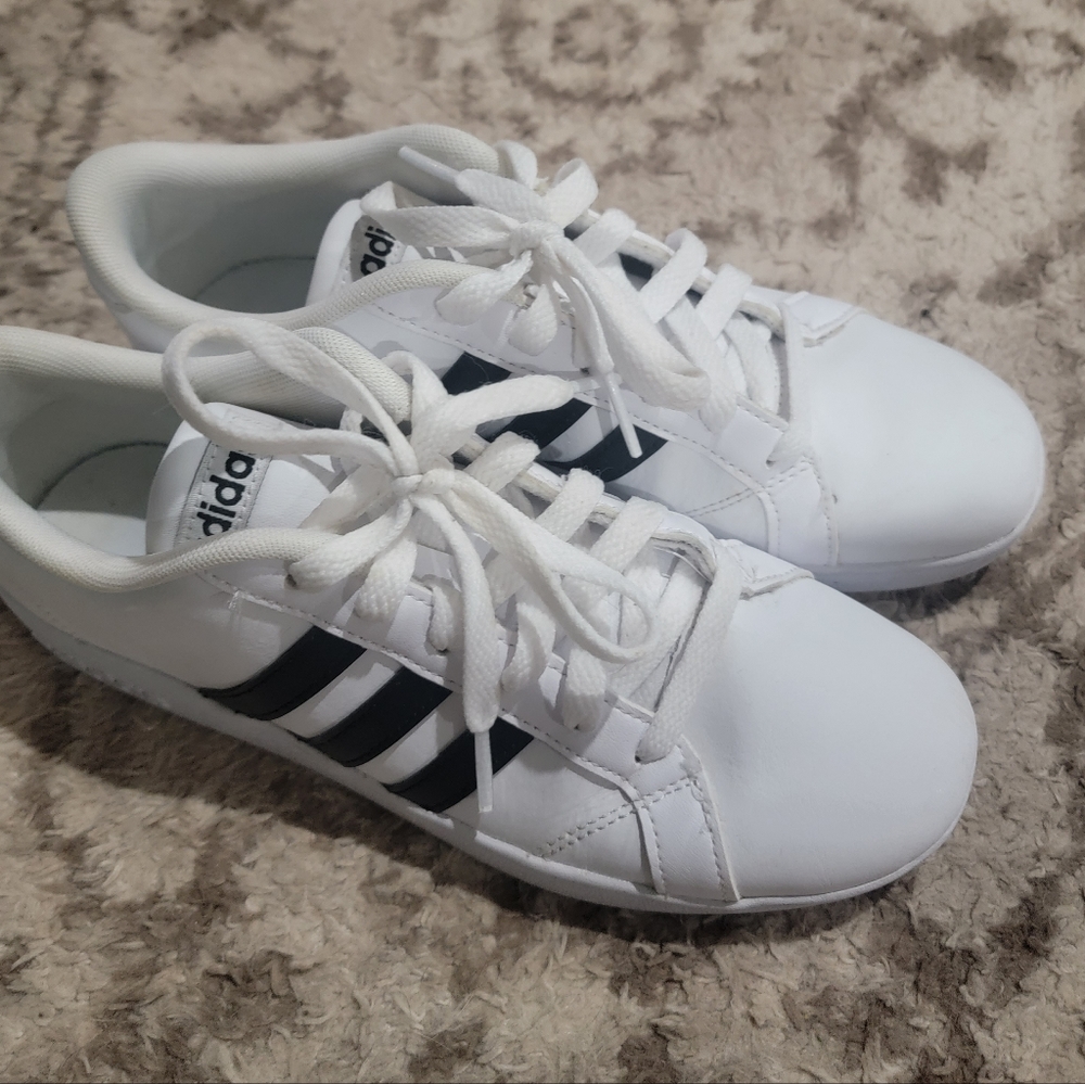 Adidas Grand Court Youth size 5, equals women's size 7
